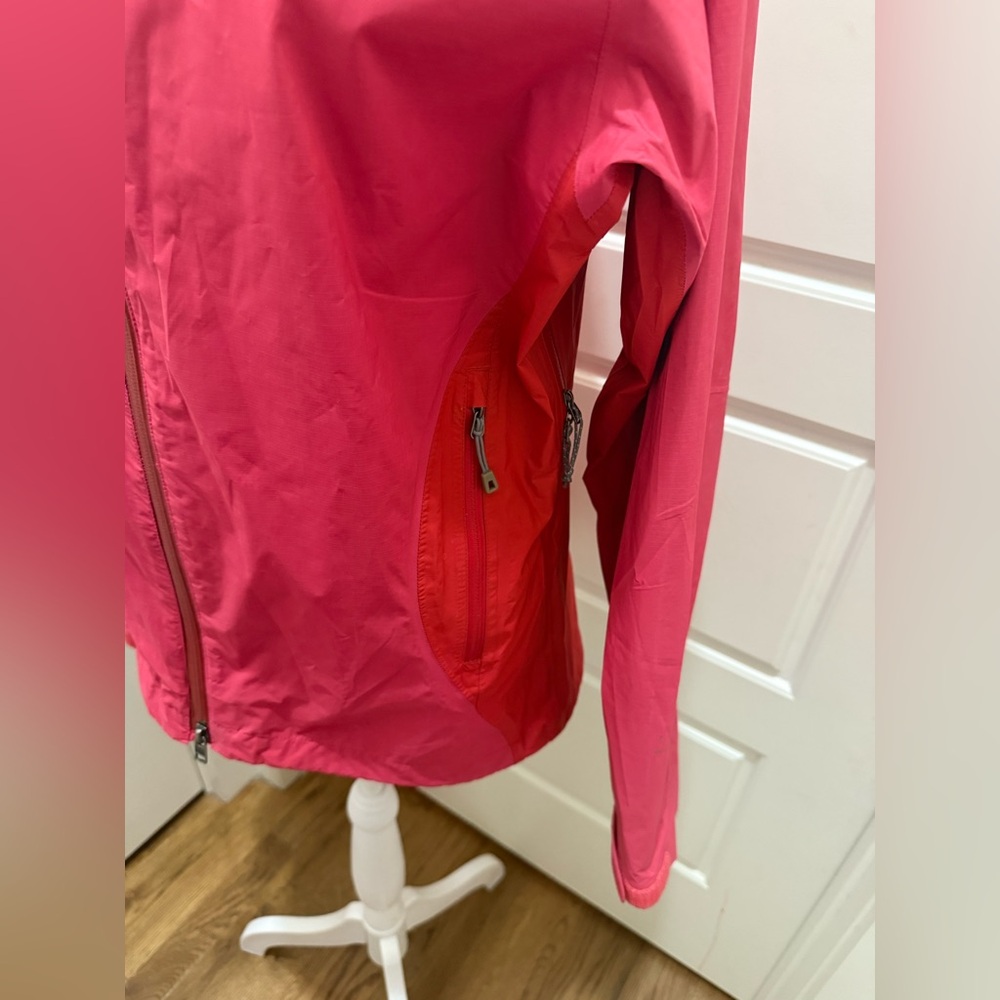 Patagonia Women’s Red Hooded Rain Jacket - Picture 6 of 12